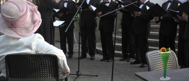 Erkekler şarkı söyler, Yaşlı Bayan dinler, yaz korosunda şehir ...                                                                                                                                                          