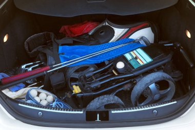 Bir golf oyunu, golf oynamak için gerekli şeyleri bir araba, bir golf 's gövde ...                                                     