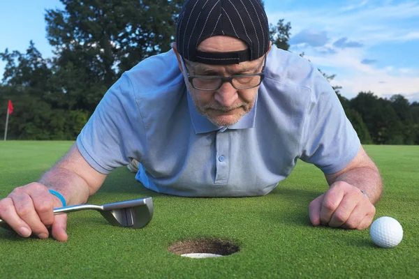 Jogando Golfe Homem Examina Próximas Ações Jogo — Fotografia de Stock