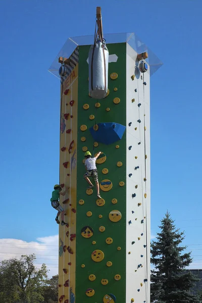 Extremo Jogo Crianças Jovens Alpinistas Uma Parede Escalada — Fotografia de Stock