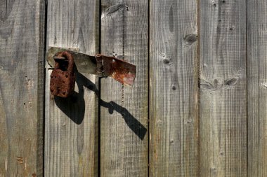 Eski ahşap plakalar, açık kapı yırtılmış paslı asma kilit ...