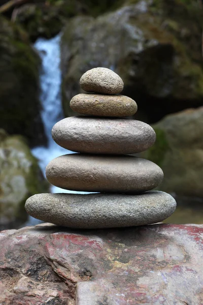 Zen Pedras Água Caindo Fundo Cachoeira — Fotografia de Stock