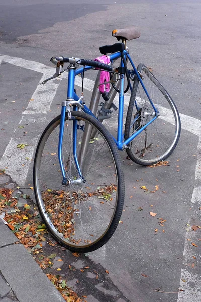 Городской Велосипед Сломанный Прикрепленный Столбу — стоковое фото