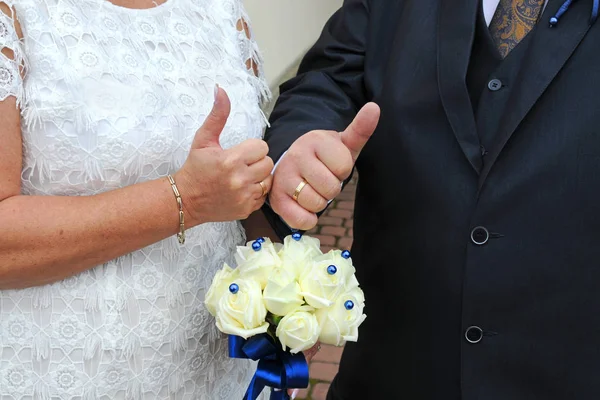 Casamento Amantes Idosos Duas Mãos Buquê Casamento Polegares Levantados — Fotografia de Stock