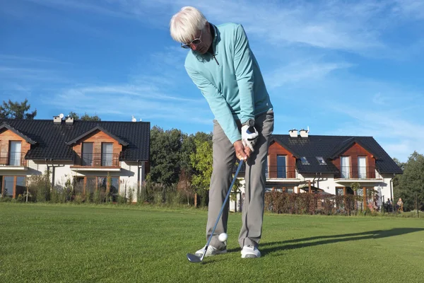 Jugador Golf Masculino Gentil Levantando Pelota Campeón Polaco Andrzej Gacek — Foto de Stock