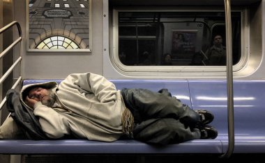 New York, ABD 2018 10 26 metroda, uyuyan evsiz bir adam ...