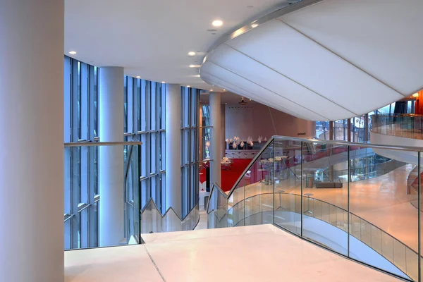 Interior Edifício Moderno Com Escadas Restaurante Visível Vazio Espaço Arquitetônico — Fotografia de Stock