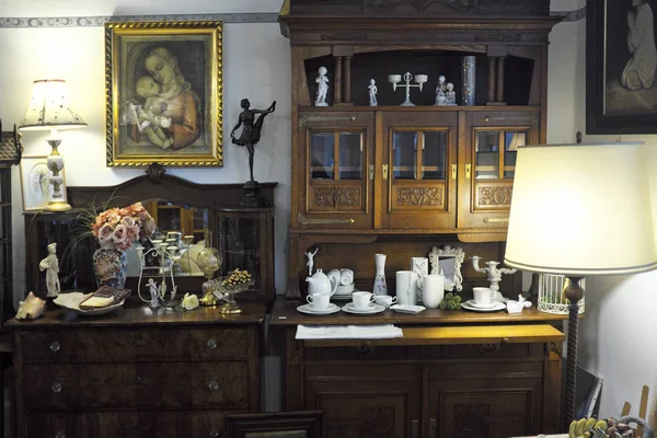 Antika Dükkanı Antika Mobilyalar Resim Sergisi Porselen Figürler — Stok fotoğraf