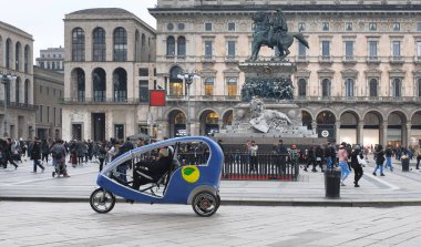 Ekim 2018, Katedral Meydanı, anıt Vittorio Emanuele II Piazza del Duomo, Katedral önünde yer alır. 19. yüzyılın sonunda inşa edilmiş. San Martino adlı kral sunar ...