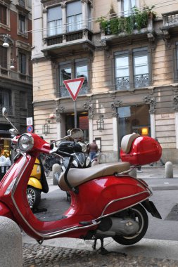 Motosiklet, Milan, İtalya, sokakta bir kırmızı scooter ...
