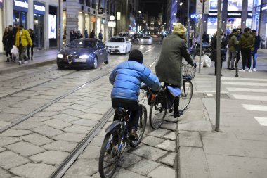 Milano kenti, bisikletçiler şehir sokaklarda, gece hayatı, sonbahar İtalya ...