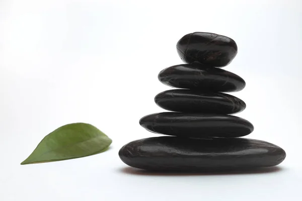 Una Pila Piedras Zen Negras Hoja Fondo Blanco —  Fotos de Stock