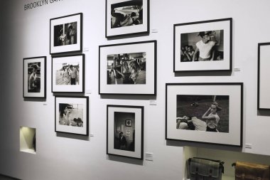 Titlethe Leica Galerie Milano, fotoğraf tutkunu yaşamak için mükemmel bir yer var. Galeride sergi geçmişten gelen en önemli fotoğrafçıların gösterilir. Via Giuseppe Mengoni sokak 20121 Milano mı, İtalya 2018 yıl ...
