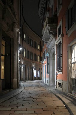 Gece, Milan, İtalya, küçük bir sokakta bir şehir ... 