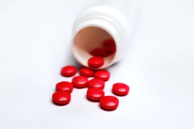 Renkli tablet, kapsül ve beyaz bir arka plan, ilaç, ilaç ilaçlar ...