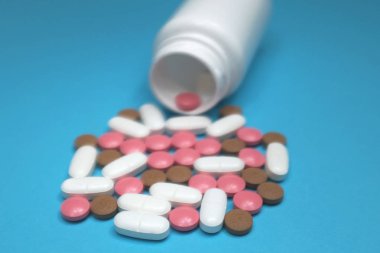 Renkli tablet, kapsül ve mavi bir arka plan, ilaç, ilaç ilaçlar ...