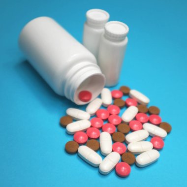 Renkli tablet, kapsül ve mavi bir arka plan, ilaç, ilaç ilaçlar ...