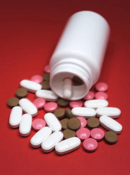 Compresse Capsule Pillole Colorate Sfondo Rosso Medicinali Medicinali — Foto Stock