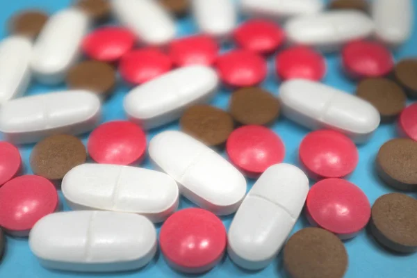 Farmaci Colorati Pillole Versate Uno Sfondo Blu Gli Anziani Salute — Foto Stock