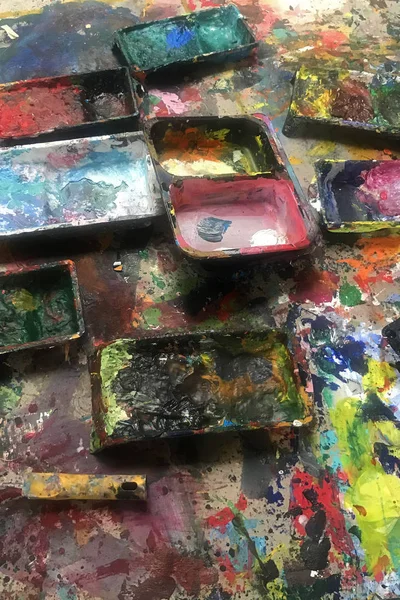 Fragment Painter Studio Table Paint Scraps Dishes Artistic Mess — Stock Photo, Image