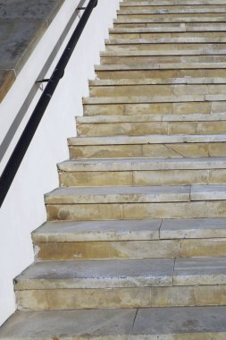 Binanın girişinde önünde açık taş merdivenle ...