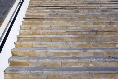 Binanın girişinde önünde açık taş merdivenle ...