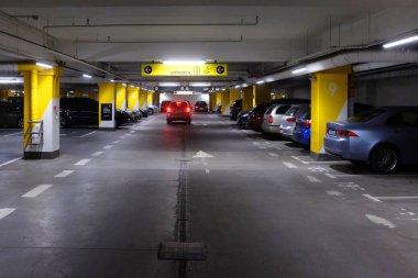 Modern yeraltı Otopark, şehir trafik, yeraltı sokak zaman yaktı kuruluştaki kolaylaştırma ... 