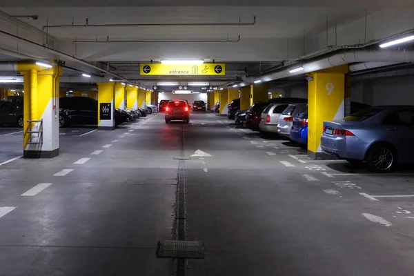 Modern yeraltı Otopark, şehir trafik, yeraltı sokak zaman yaktı kuruluştaki kolaylaştırma ... 
