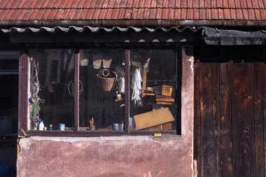 Eski bir ahırdaki bahçıvan penceresi, günlük çalışmalar için gerekli araçlar ...