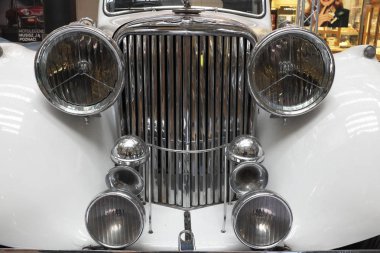 Tarihi eski araç, ikonik araba modeli. Jaguar, spor canavarı. Yarış lideri. Jaguar. Sergi eski araba Krakow içinde Polonya Galeria Krakowska sokak Pawia 5, Mart 2019 ...