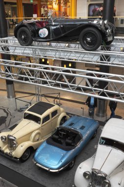 Tarihi eski araçlar, ikonik otomobil modeli. Jaguar, spor canavar. Yarış lideri. Jaguar. Krakow Polonya Galeria Krakowska sokak Pawia 5, Mart 2019 yılında eski arabalar Sergisi ...