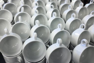 Kahvaltı saati, sıcak kahve veya çay için fincan satırları hazırlanan ...