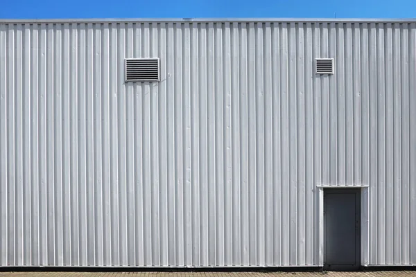 Edificio Industrial Blanco Tienda Fragmento Pared Exterior Puerta Ventilación — Foto de Stock