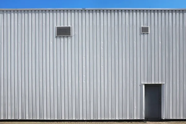 Edificio Negozio Industriale Bianco Frammento Della Parete Esterna Porta Ventilazione — Foto Stock