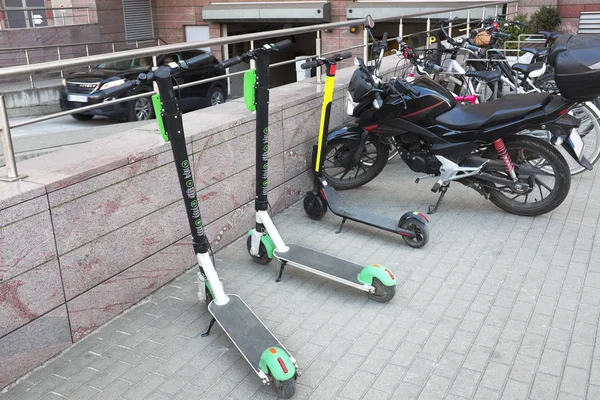 Modern Stedelijk Vervoer Scooters Geparkeerd Straten Stad Rustige Ecologische Voertuigen — Stockfoto