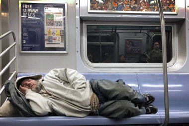 Bugünün sorunu, evsiz New York'ta metroda uyuyor, ABD 2018 10 26 ...
