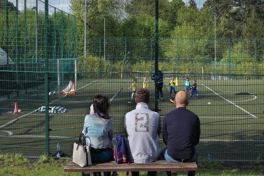 Ebeveynler bir futbol oyunu izliyor, futbolcular oynamayı öğreniyor, Polonya Wieliczka 2019 05 02  