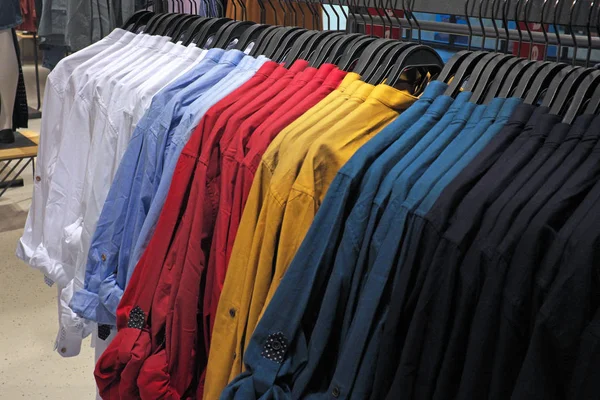 Reihe Von Herrenhemden Auf Kleiderbügeln Einem Großen Geschäft Einkaufen Einem — Stockfoto