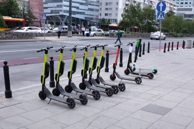 Otopark, elektrikli scooter kiralama, elektrikli şehir içi ulaşım, Varşova Polonya 2019.