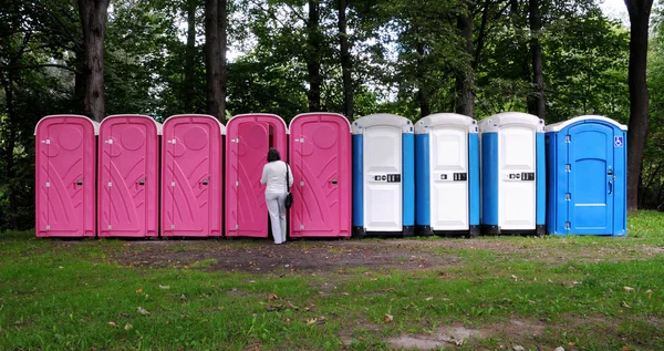 Toilet Portabel Seorang Wanita Memasuki Toilet Merah Muda Sebelah Kanan — Stok Foto