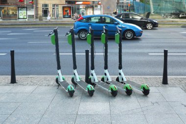 Otopark, elektrikli scooter kiralama, elektrikli şehir içi ulaşım, Varşova Polonya 2019.