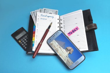 Seyahat acentesi bir defter, seyahat bileti satın almak için para kaydedilir ...