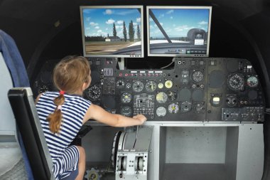 Uçuş simülatörü, eğitim ve çocuklar için eğlenceli. Krakow Polonya Havacılık Müzesi ... 