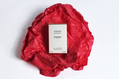 Coco Chanel Mademoiselle, beyaz arka planda kadınlar tarafından tapılan kadın Fransız parfümü ...