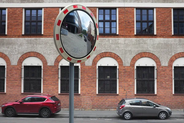 Konvexer Spiegel Auf Stadtstraßen Bessere Beurteilung Der Straßensituation — Stockfoto