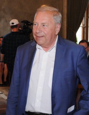 Jerzy Stuhr, Ünlü, Polonyalı film ve tiyatro oyuncusu, yönetmen, öğretmen, sahne sanatları profesörü, yazar. Polonya Krakow yönetmen Krzysztof Zanussi doğum günü kutlaması sırasında, Haziran 19, 2019. Krakow, Polonya'da ...