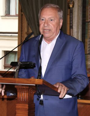 Jerzy Stuhr, Ünlü, Polonyalı film ve tiyatro oyuncusu, yönetmen, öğretmen, sahne sanatları profesörü, yazar. Polonya Krakow yönetmen Krzysztof Zanussi doğum günü kutlaması sırasında, Haziran 19, 2019. Krakow, Polonya'da ...
