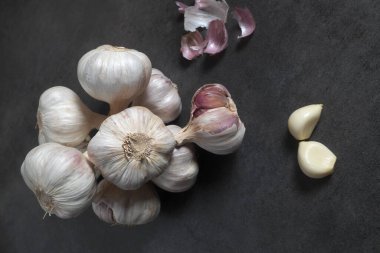 Büyük sarımsak başları ve küçük soyulmuş parçalar. ...