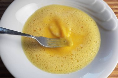 Bir tabakta birkaç yumurta karıştırıyorum. ... 