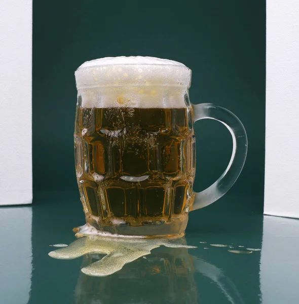 Uma Caneca Cheia Cerveja Com Espuma — Fotografia de Stock